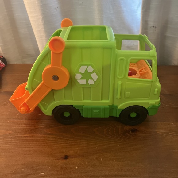 Fisher-Price Little People Recycling Garbage Truck Toy Musical Talking Toy Works - Picture 8 of 9